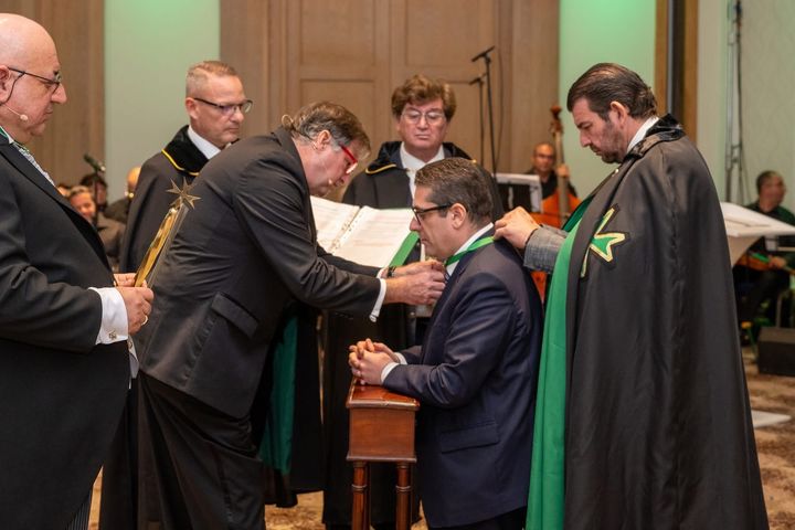 A new member of the Order receives the insignia.